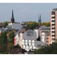 1188 Blick auf die St. Pauli Hafenstrasse - KEIN MENSCH IST ILLEGAL - Aufschrift an der Hausfassade. | St. Pauli Hafenstrasse - Bilder aus Hamburg Sankt Pauli.